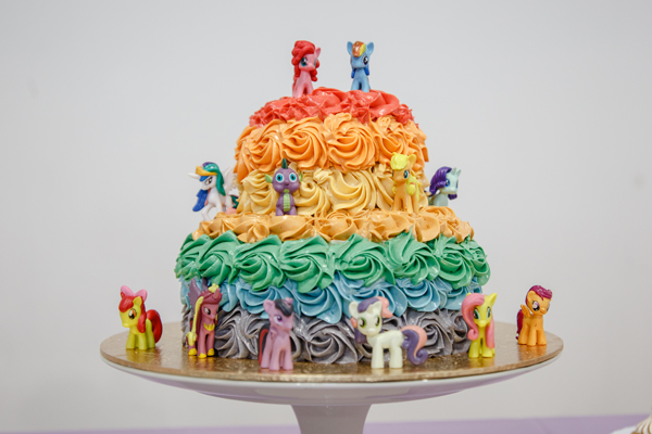 The cake with the whole jing gang of My Little Ponies