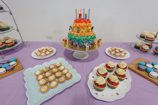 Super nice of @qiannybakes to lend me her cake stands and pretty plates