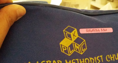 I stuck the labels on the kids' school bag made of tough fabric and the adhesive in each label is amazingly strong