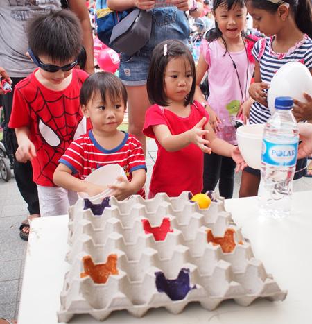 R&S_Throwing eggs