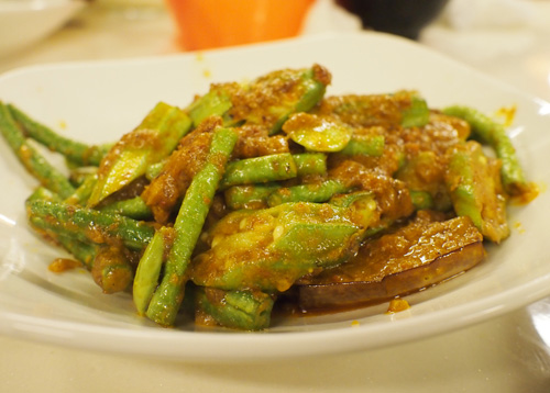 Four Heavenly Kings: brinjal, petai, lady's fingers and long beans on a plate