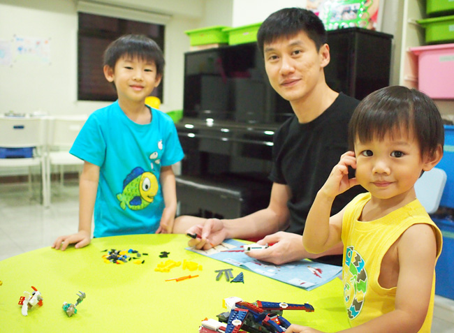 Is it night already: the boys needed better lighting for the finishing touches, so construction was shifted to the living room. Initially they were in the bedroom so the littlest hands could be kept away, and father and son could get time alone together