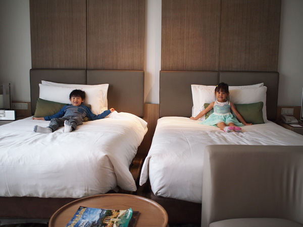 Crowne Plaza Deluxe Twin Room: Two little people are getting comfortable!