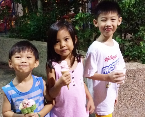Kao Kids eating ice cream
