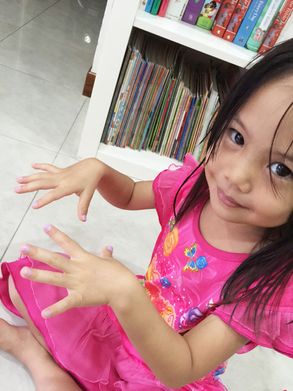 Becks Kao and her purple nails 1