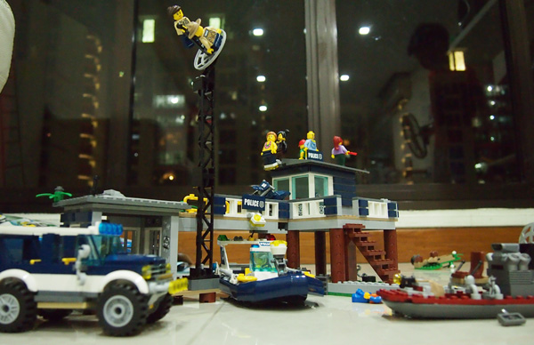The full construction, with funny minifigs thrown in for fun!