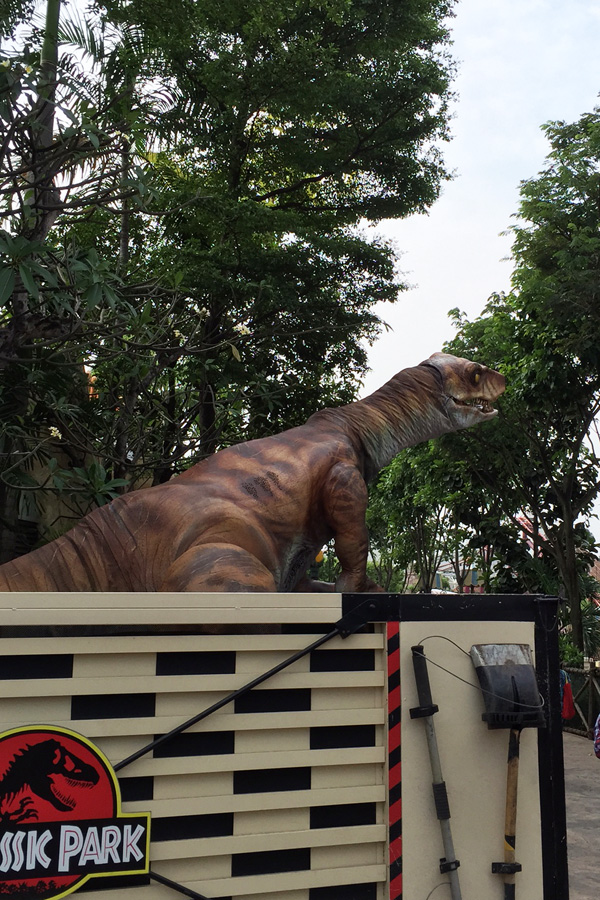 This velociraptor dude looks so real and it moves!