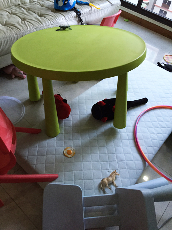 By placing animals everywhere and imagining the green table as a huge tree