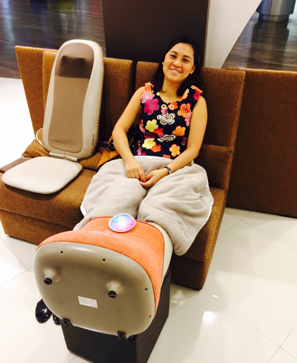 The OSIM uSqueez Air has a modern design and is lightweight and portable.